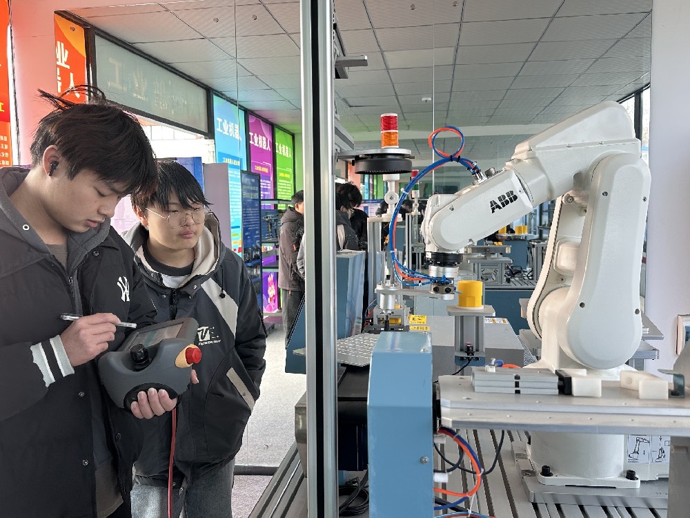 武漢新華電腦學校舉辦PLC智能制造大咖講堂，校企共育新時代“智造工匠”